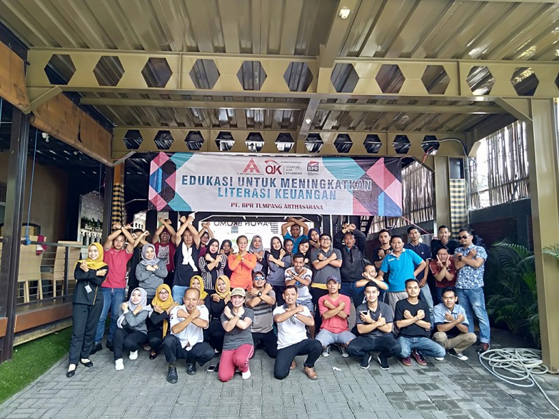 EDUKASI UNTUK MENINGKATKAN LITERASI KEUANGAN DI RESTO PAWON BROMO